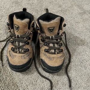 Brown Nevados size kids’ 12.5